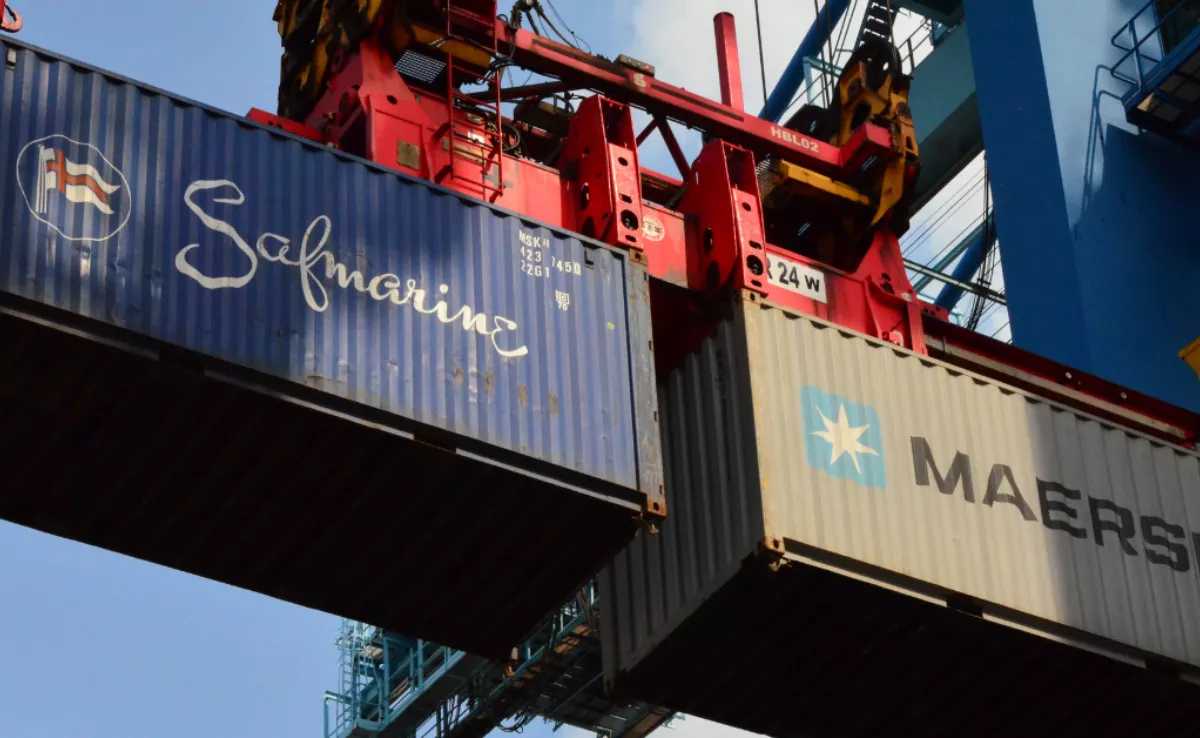 Movimiento de contenedores en un puerto canario. / IMAGEN DE LA RED