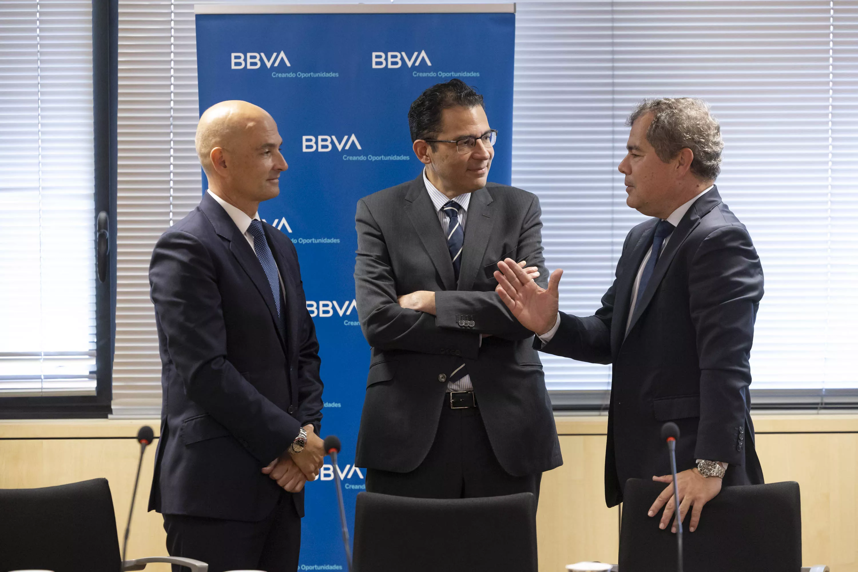 El economista jefe para España de BBVA Research, Miguel Cardoso (c), el director territorial del banco en Canarias, Quim Soler (i), y el director regional de BBVA en Canarias, José Manuel Martín. / MIGUEL BARRETO-EFE