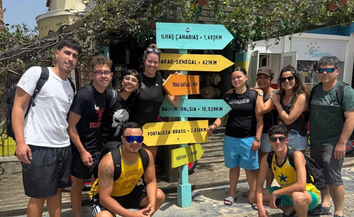  Grupo de alumnos y alumnas, junto al profesorado, en una foto de familia hecha en Sal con motivo del proyecto de cooperación./ CEDIDA