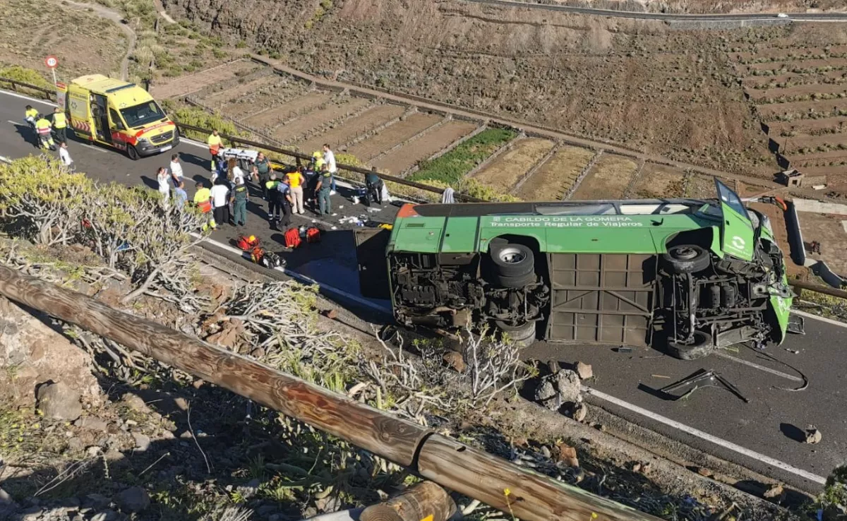 Guagua volcada en La Gomera tras sufrir un accidente en el que ha muerto una mujer catalana de 73 años./ 112