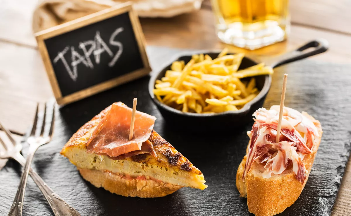 Imagen de un plato de aperitivos y tapas / CANVA