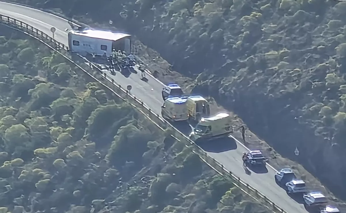 Vista aérea del accidente de guagua en La Gomera en el que ha fallecido una mujer catalana de 73 años y 11 personas han resultado heridas./ RRSS