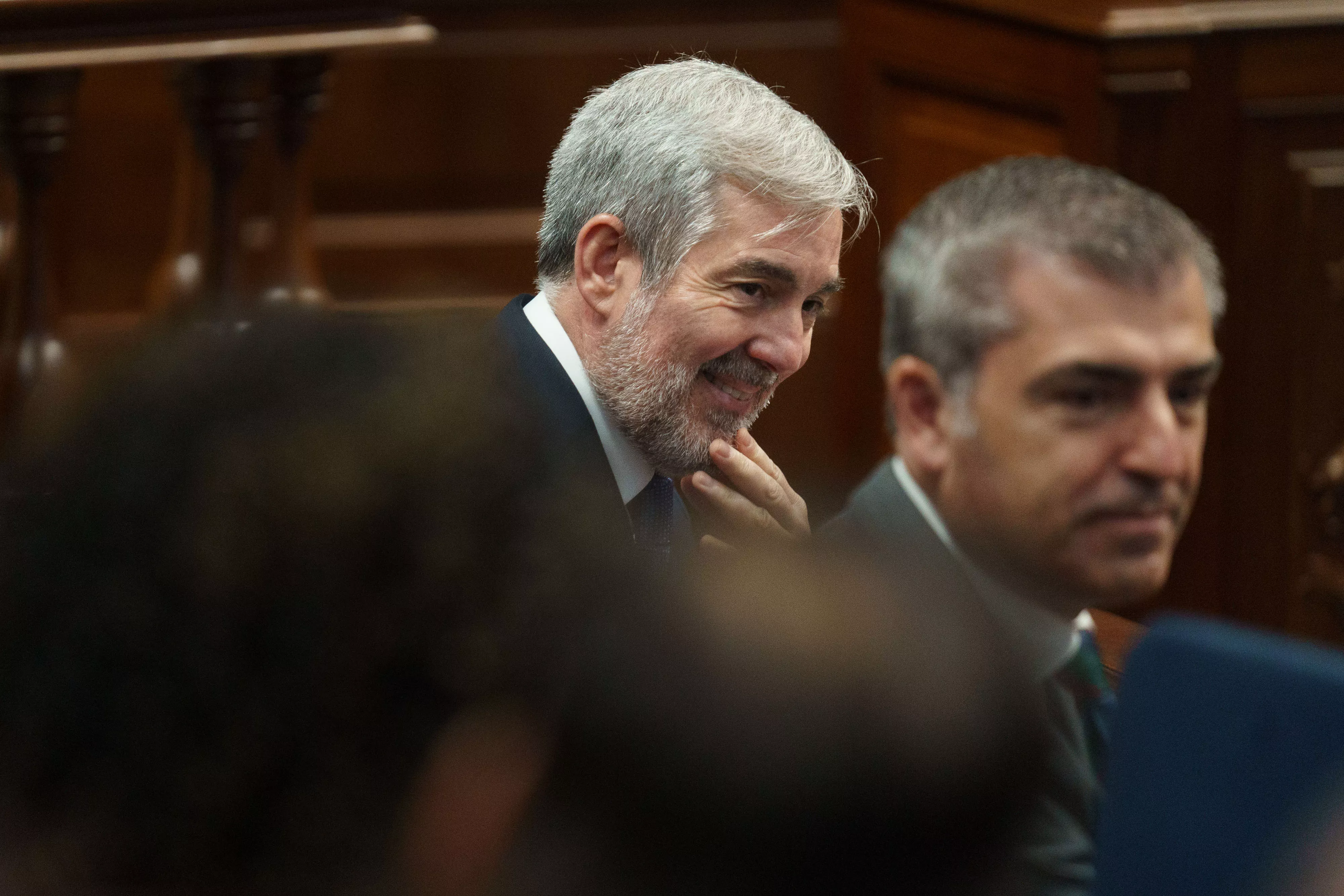 El presidente de Canarias, Fernando Clavijo (d) junto al vicepresidente del Gobierno de Canarias y consejero de Economía, Industria, Comercio y Autónomos, Manuel Domínguez. / RAMÓN DE LA ROCHA-EFE