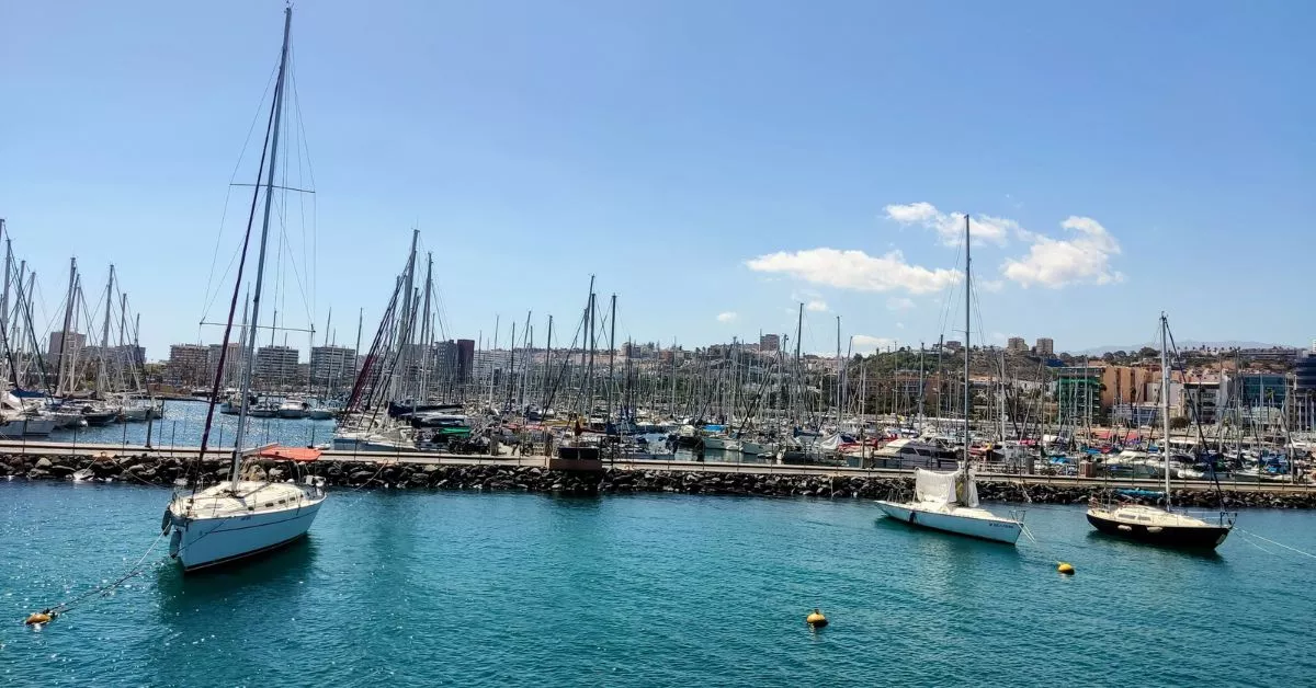 La Dársena de Embarcaciones Menores de Las Palmas de Gran Canaria. La Autoridad Portuaria ha emprendido una campaña para acabar con los barcos vivienda. / AH