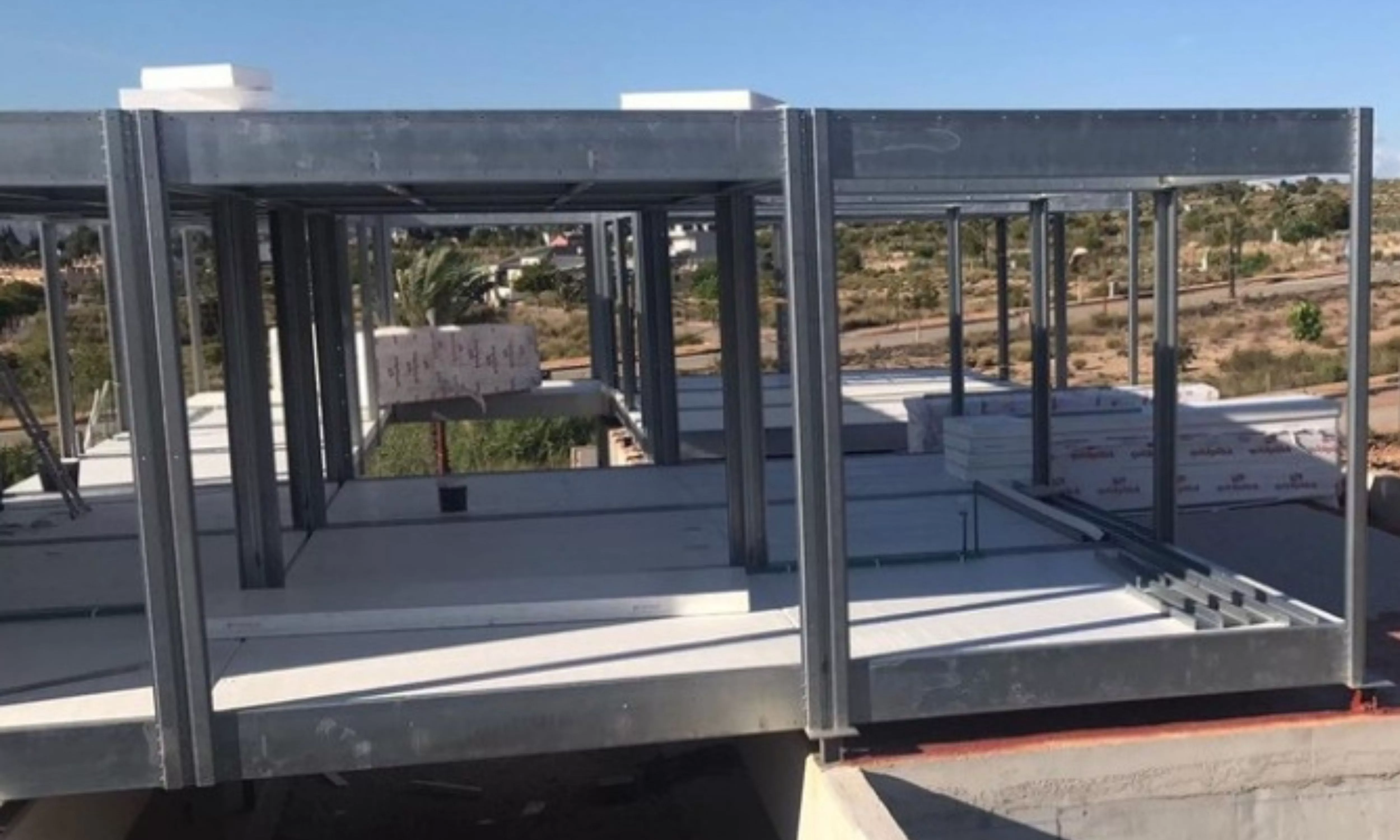 Construcción de vivienda con piezas de fábrica. /Easy Home