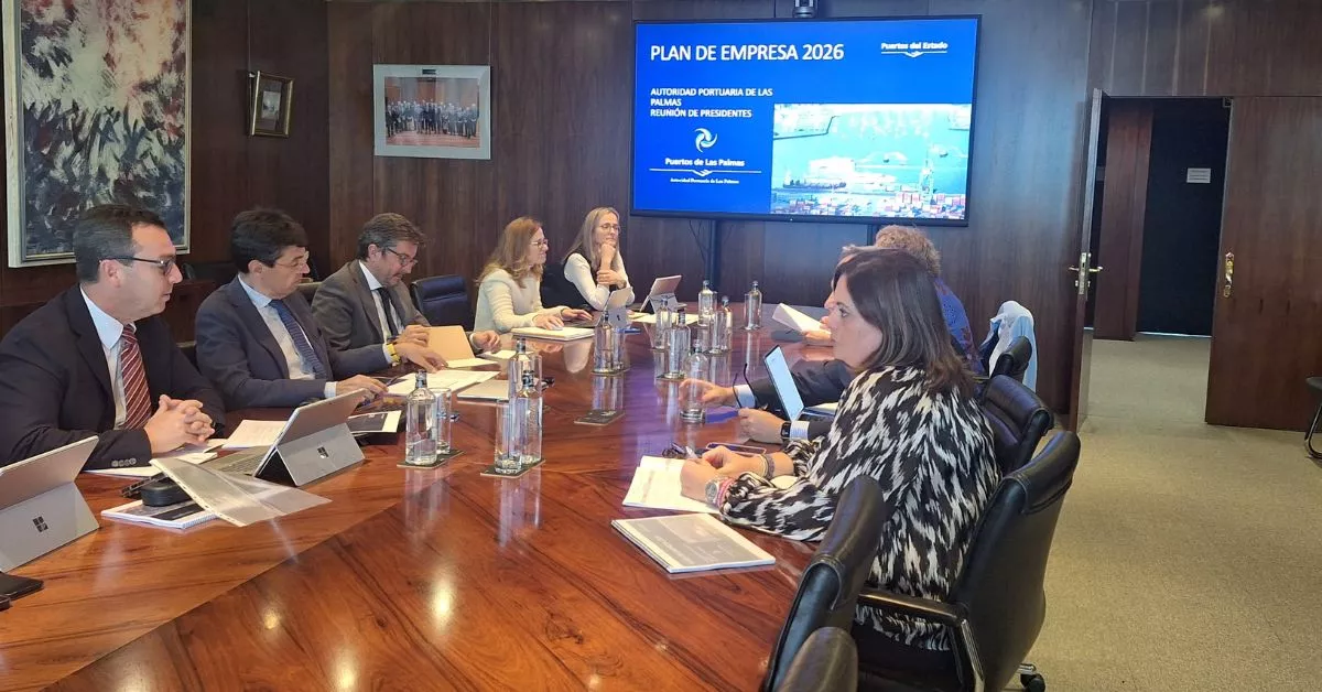 Beatriz Calzada, en primer término, durante la reunión en Madrid para presentar el Plan de Empresa 2026, en la que Puertos del Estado recomienda mejorar la seguridad del bunkering. / AH