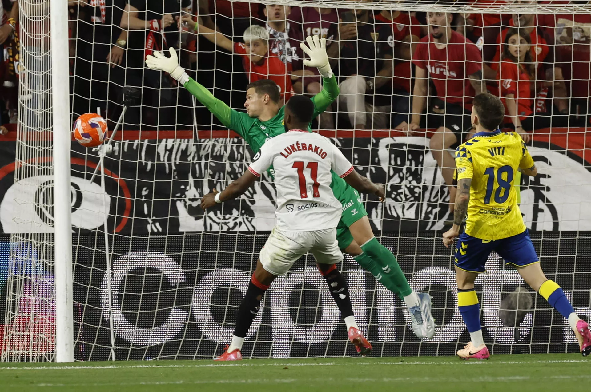 Colorín colorado: la UD Las Palmas es virtualmente de Segunda División. / JULIO MUÑOZ-EFE