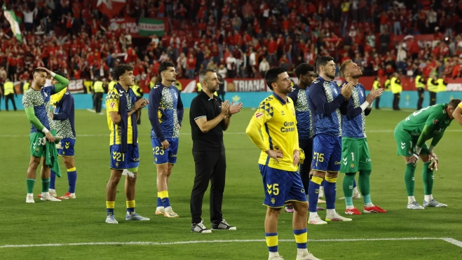 Los jugadores de la UD Las Palmas aplauden a los aficionados desplazados hasta Sevilla. / JULIO MUÑOZ-EFE