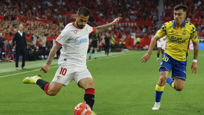 Suso centra ante la presencia de Moleiro. / JULIO MUÑOZ-EFE