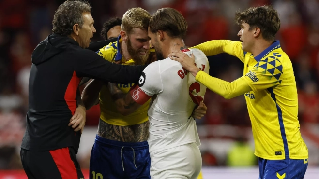 Enganchón entre McBurnie y Gudelj. / JULIO MUÑOZ-EFE