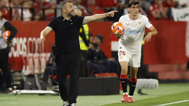 Diego Martínez da instrucciones a sus jugadores. / JULIO MUÑOZ-EFE