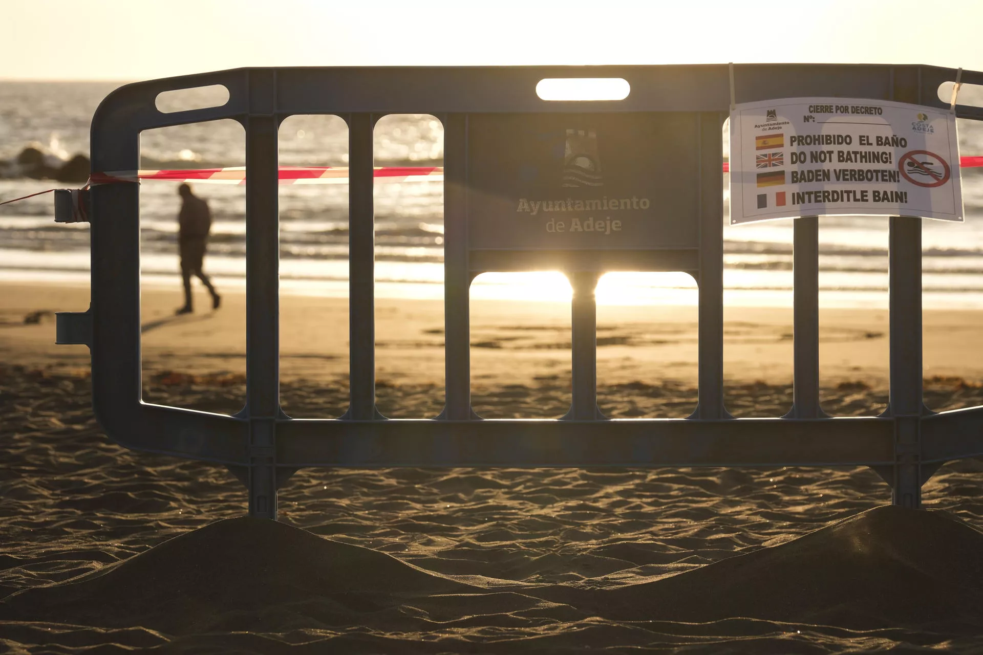 Adeje vuelve a cerrar dos playas por contaminación de bacterias fecales. / ALBERTO VALDÉS-EFE