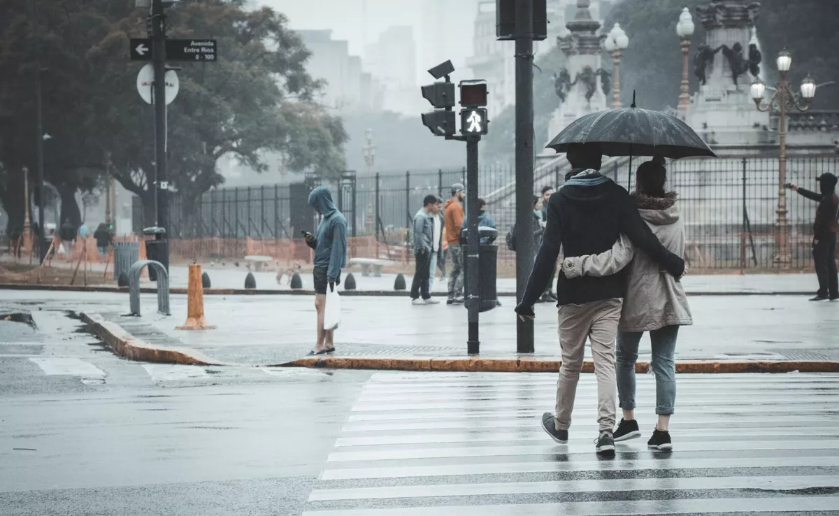 Imagen de personas caminando bajo la lluvia / PIXABAY