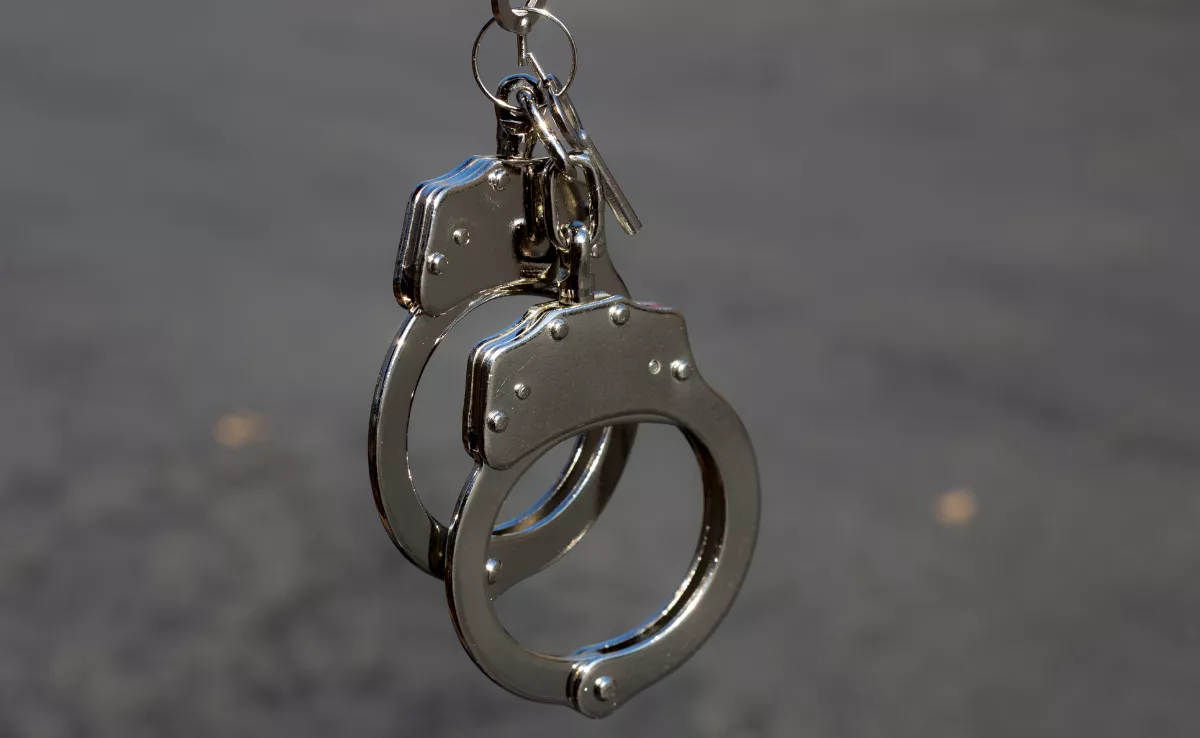 Imagen de unas esposas usadas cuando se detiene a alguien por delitos. / CANVA