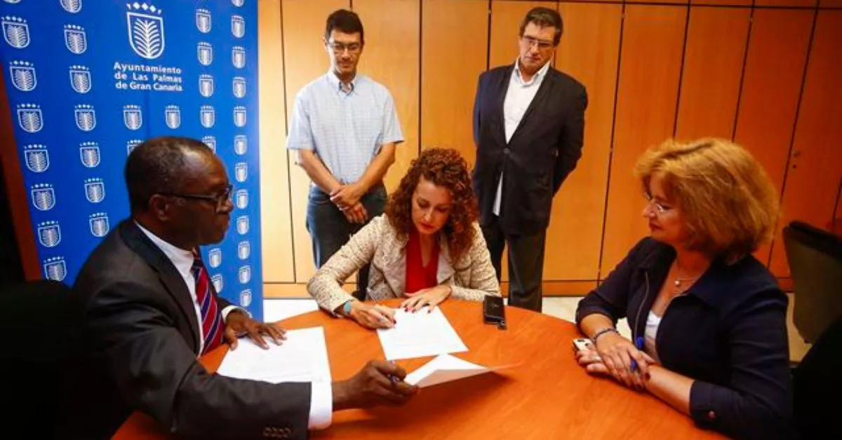 Felicitas Benítez firma el contrato como directora general de la Asesoría Jurídica del Ayuntamiento de Las Palmas de Gran Canaria, cargo que dejó en agosto de 2023. La Audiencia avala que le abriese expediente a Balmaseda. / AH