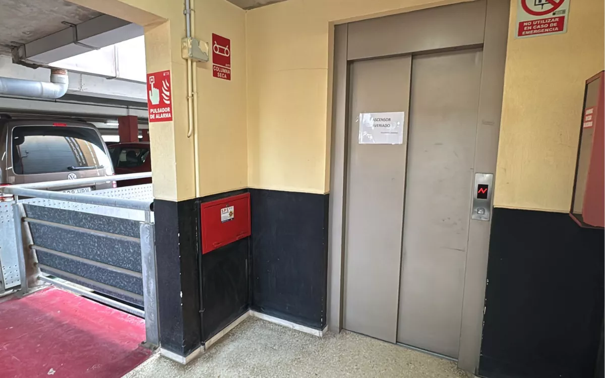 Tres de los cuatro ascensores del parking del Hospital Insular-Materno Infantil están fuera de servicio. / AH