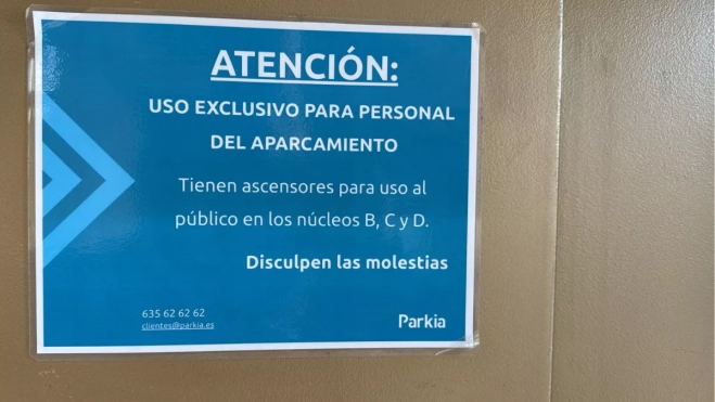 Aviso de la empresa en uno de los ascensores, en el que se notifica que ese elevador es de uso exclusivo para sus empleados. De los otros tres, en los núcleos B, C y D, los dos últimos están fuera de servicio. / AH Aviso de la empresa en uno de los ascensores, en el que se notifica que ese elevador es de uso exclusivo para sus empleados. De los otros tres, en los núcleos B, C y D, los dos últimos están fuera de servicio. / AH