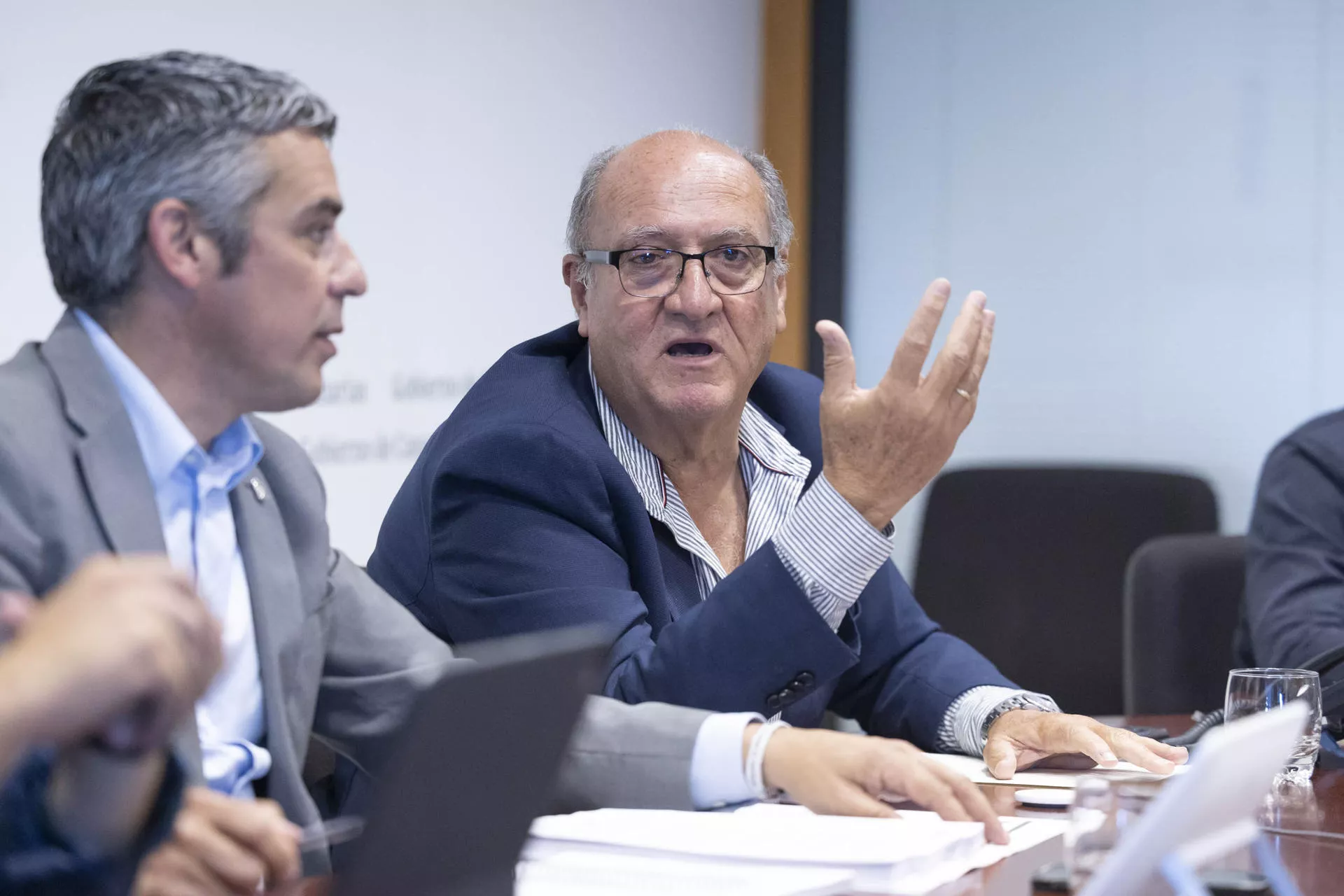 El consejero de Agricultura, Ganadería, Pesca y Soberanía Alimentaria del Gobierno de Canarias, Narvay Quintero (i) en reunión con José Carlos Rendón, presidente de Asprocan. / EFE - MIGUEL BARRETO