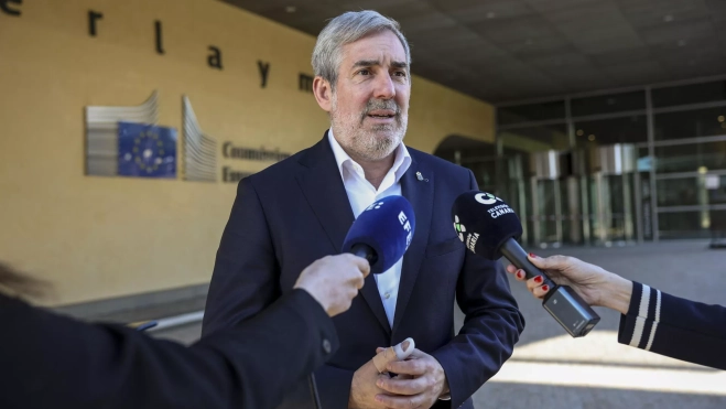 Fernando Clavijo atiende a los medios de comunicación en Bruselas. / PABLO GARRIGÓS-EFE Fernando Clavijo atiende a los medios de comunicación en Bruselas. / PABLO GARRIGÓS-EFE