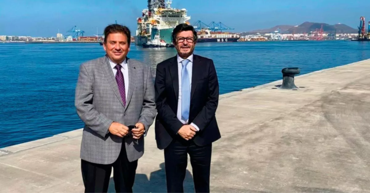 Luis Ibarra y Álvaro Rodríguez Dapena, durante una visita al Puerto de Las Palmas en el mandato anterior. / AH