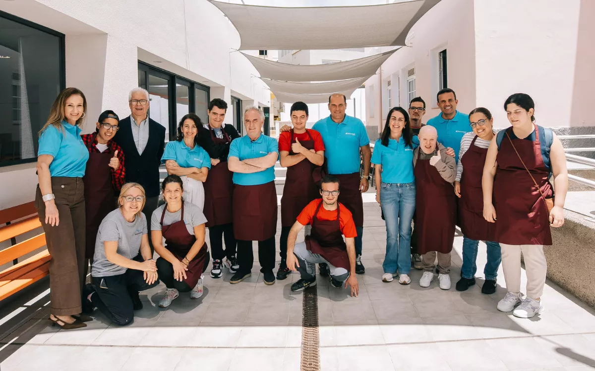 CaixaBank moviliza a sus voluntarios en un taller de cocina de la mano de Ferran Adrià con usuarios de Aspronte en el marco del ‘Mes Social’ . / AH