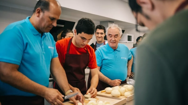 Ferrán Adrià, a la derecha, junto a un voluntario y Manue Afonso. / AH