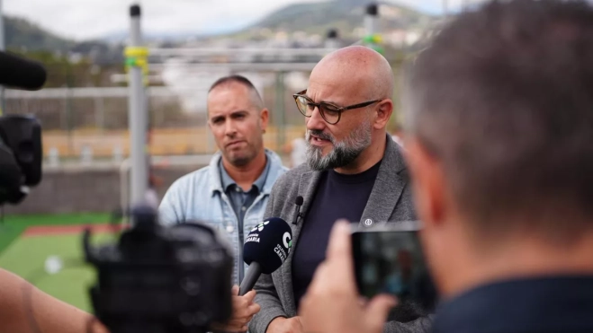 Aridany Romero, consejero de Deportes del Cabildo de Gran Canaria, atiende a los medios en Arucas. / AH
