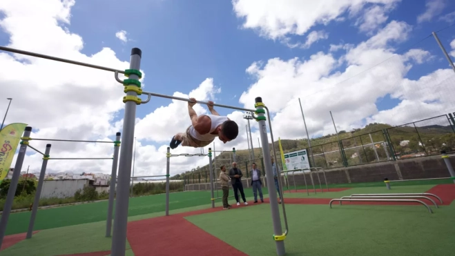 Un usuario utiliza el primer parque de calistenia de Arucas. / AH
