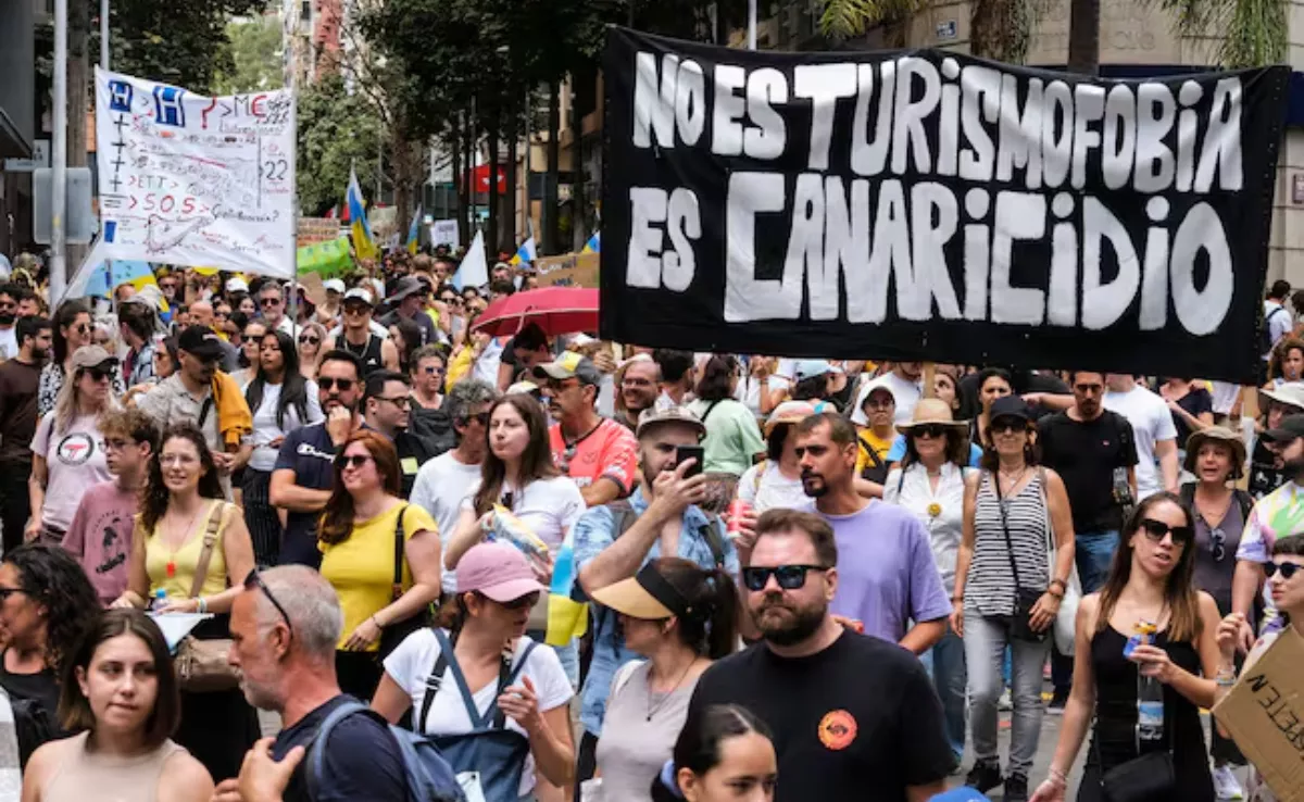 Imagen de la manifestación del 20 de abril 'Canarias tiene un límite' / EFE
