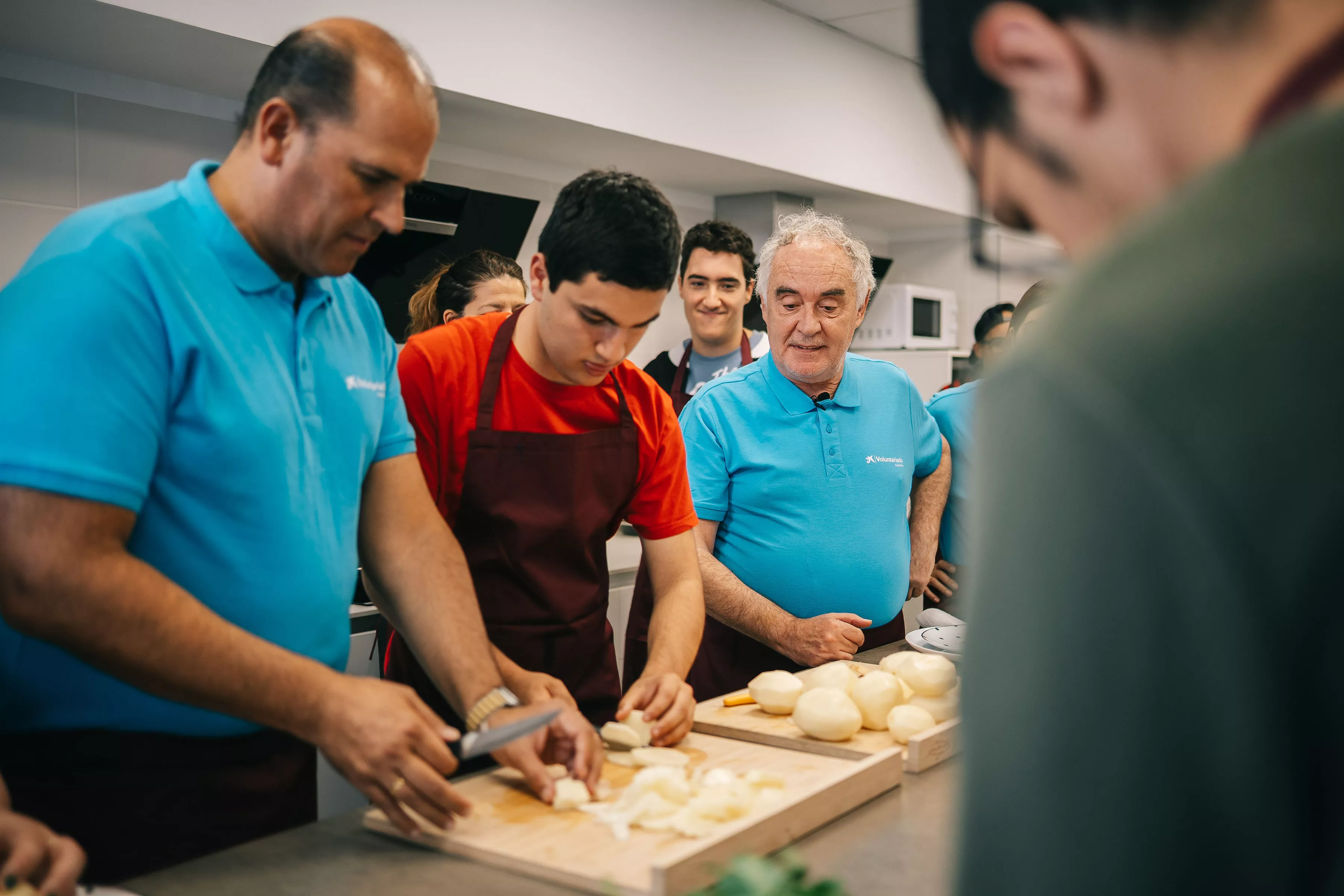 CaixaBank moviliza a sus voluntarios en un taller de cocina de la mano de Ferran Adrià./ CEDIDA