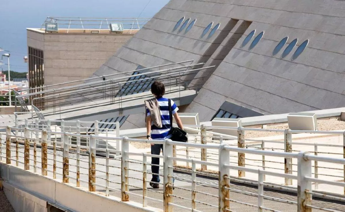 Un alumno de la ULL en la Facultad de Periodismo, conocida como 'la Pirámide'./ ULL