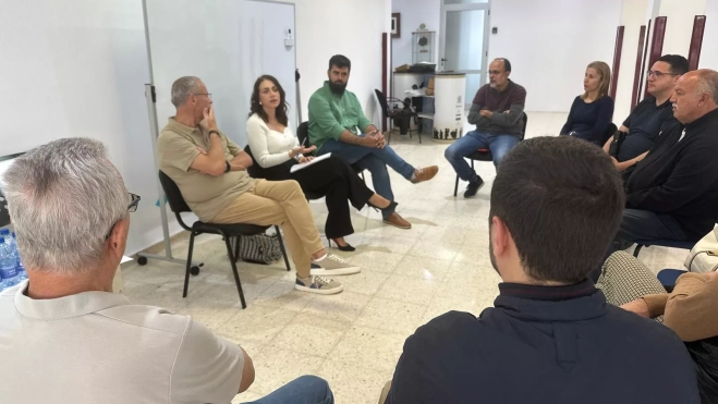 Detalle del encuentro entre Vidina Cabrera (CC) y la Asociación Cultural Entre Amigos. / AH Detalle del encuentro entre Vidina Cabrera (CC) y la Asociación Cultural Entre Amigos. / AH