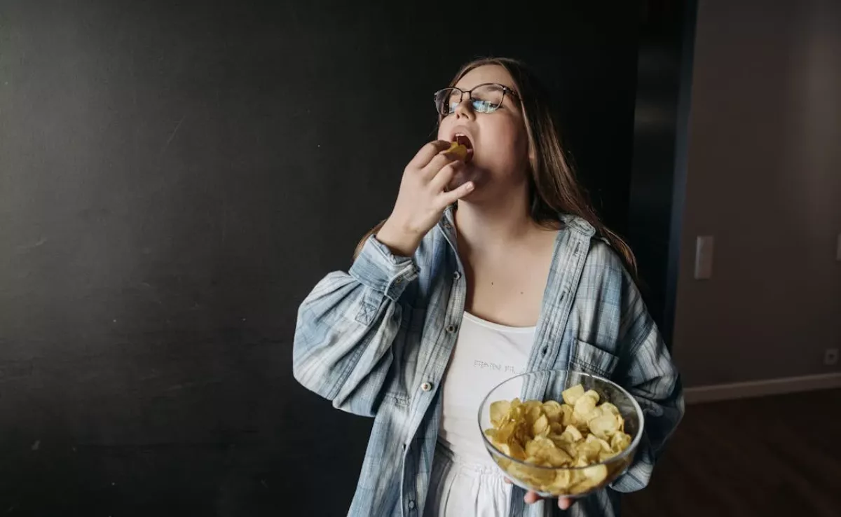 Imagen de una persona comiendo / PEXELS