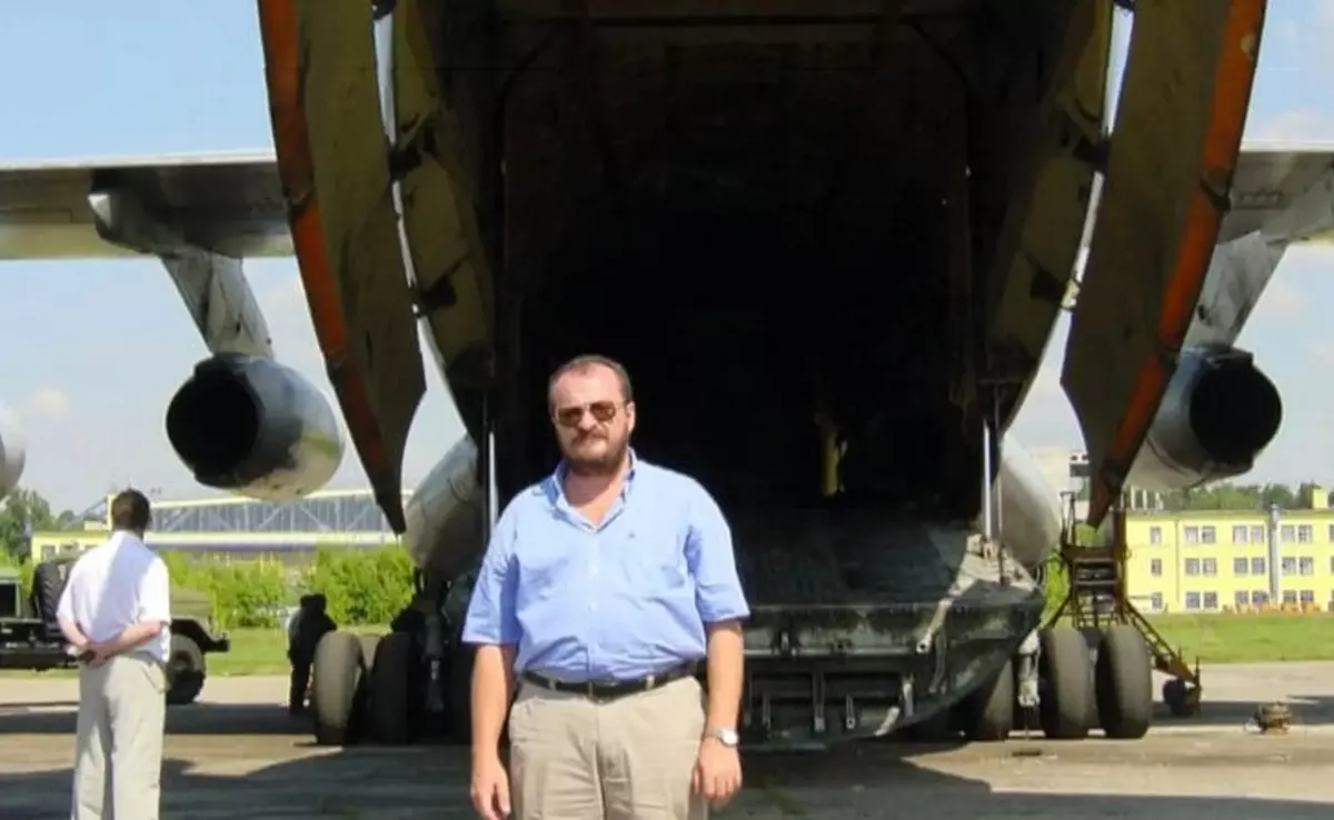Vladimir Kokorev ante un avión militar./ ARCHIVO