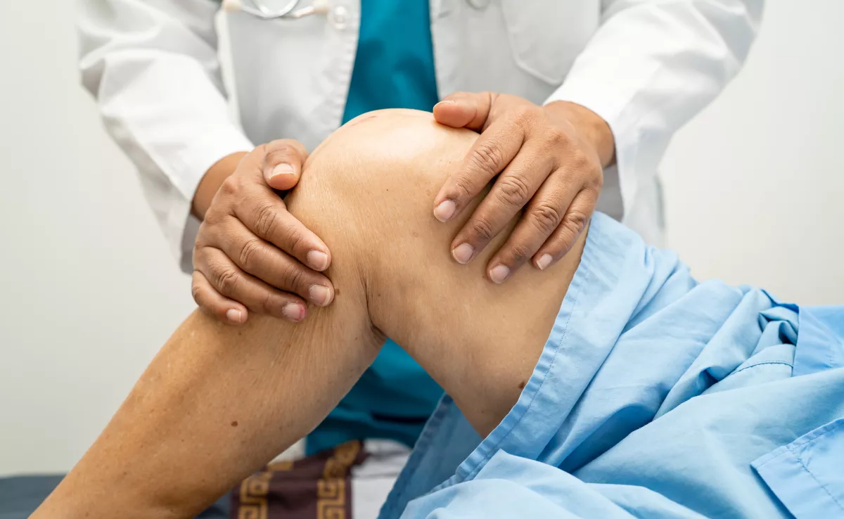 Un médico durante un reconocimiento. / CEDIDA