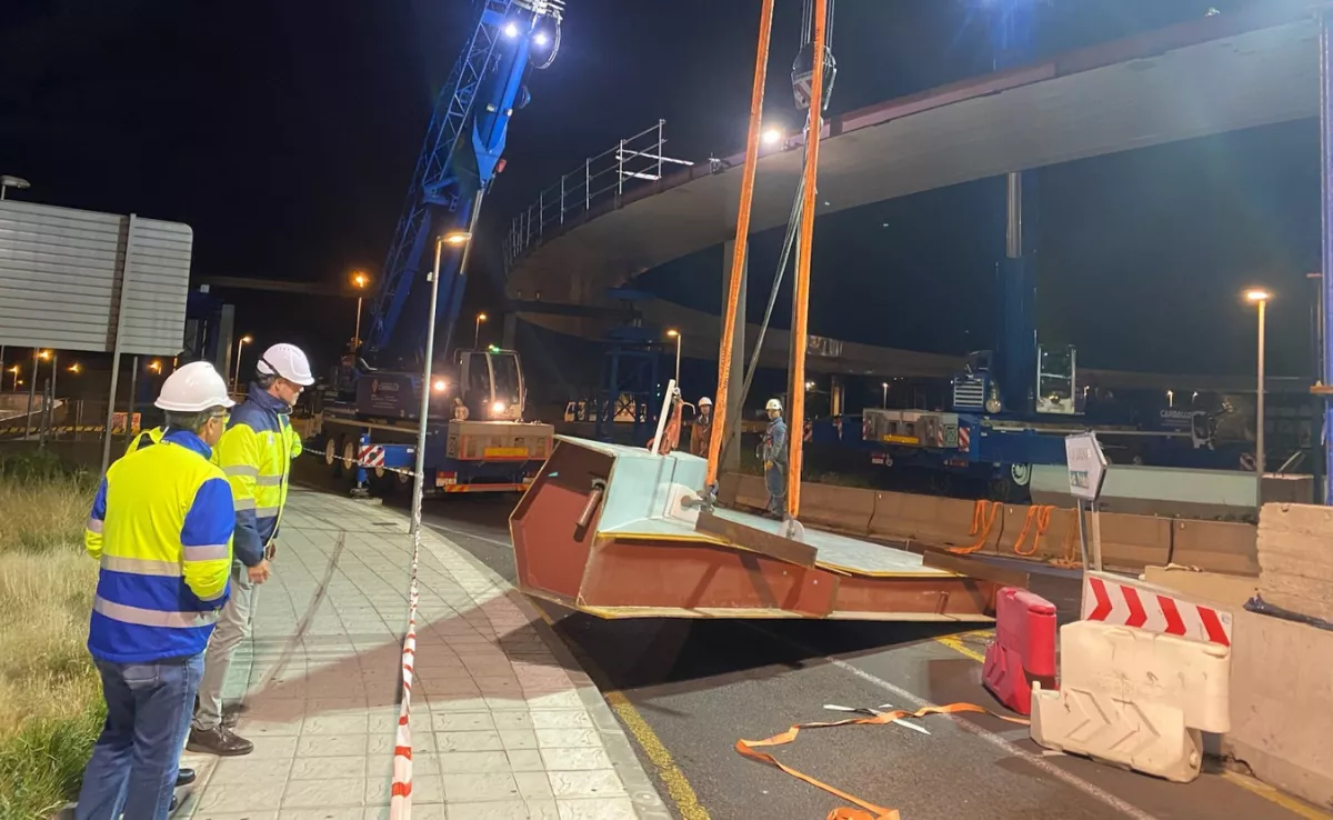 Momento de colocación de la pieza en la pasarela / CABILDO DE TENERIFE