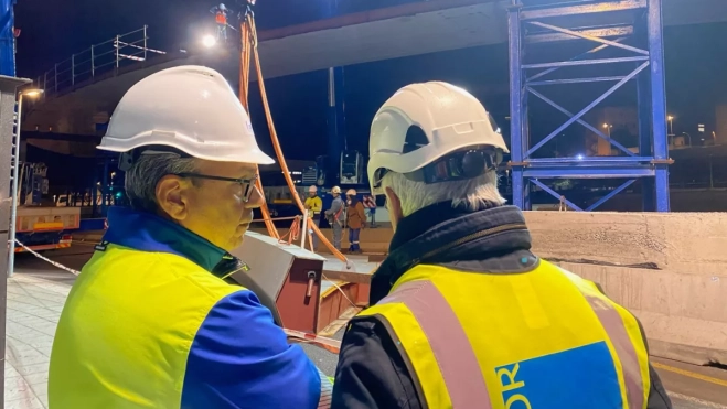 Momento de colocación de la pieza en la pasarela / CABILDO DE TENERIFE Momento de colocación de la pieza en la pasarela / CABILDO DE TENERIFE