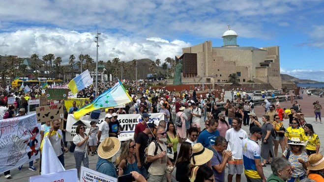 Asistentes a la manifestación en Las Palmas de Gran Canaria / ATLÁNTICO HOY - MARCOS MORENO