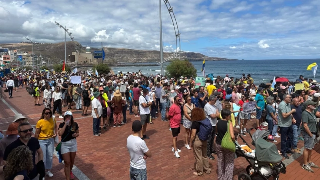 Asistentes a la manifestación en Las Palmas de Gran Canaria / ATLÁNTICO HOY - MARCOS MORENO (2)
