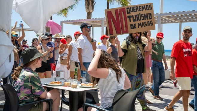 Manifestantes en Canarias piden otro modelo turístico / EFE Manifestantes en Canarias piden otro modelo turístico / EFE