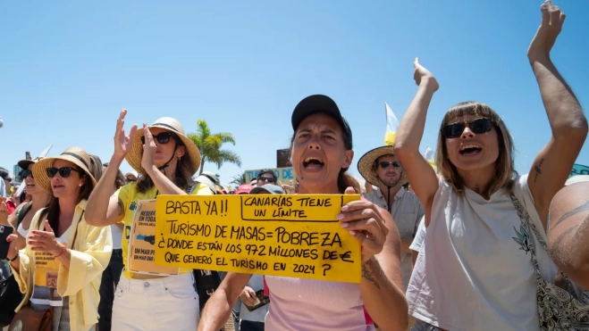 Manifestantes en Canarias piden otro modelo turístico / EFE Manifestantes en Canarias piden otro modelo turístico / EFE