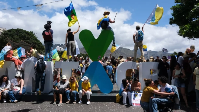 Manifestantes en Canarias piden otro modelo turístico / EFE Manifestantes en Canarias piden otro modelo turístico / EFE