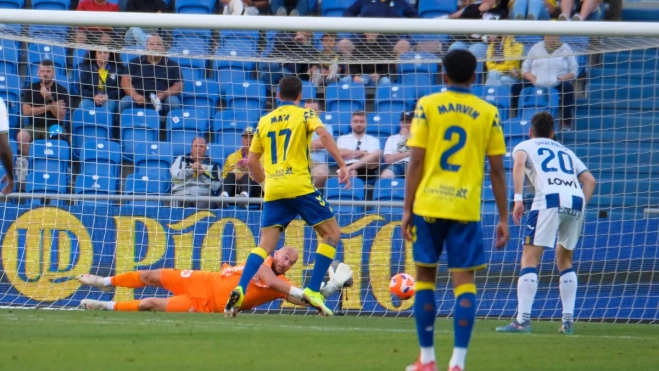El jugador de la UD Las Palmas Mata y el portero del Leganés Dmitrovic durante el partido de la jornada 37 de LaLiga EA Sports / EFE - ÁNGEL MEDINA G. El jugador de la UD Las Palmas Mata y el portero del Leganés Dmitrovic durante el partido de la jornada 37 de LaLiga EA Sports / EFE - ÁNGEL MEDINA G.