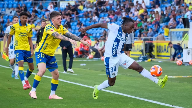 El jugador de la UD Las Palmas Viti y el jugador del Leganés Diomande durante el partido de la jornada 37 de LaLiga EA Sports / EFE - ÁNGEL MEDINA G. El jugador de la UD Las Palmas Viti y el jugador del Leganés Diomande durante el partido de la jornada 37 de LaLiga EA Sports / EFE - ÁNGEL MEDINA G.
