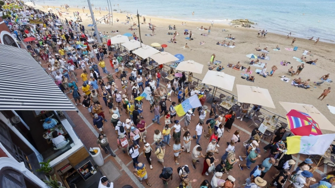 Marcha que subraya 'Canarias tiene un límite'. / ELVIRA URQUIJO A.-EFE