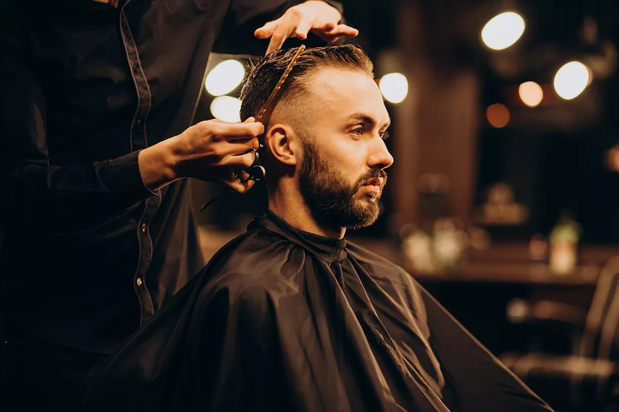Hombre en una barbería / FREEPIK