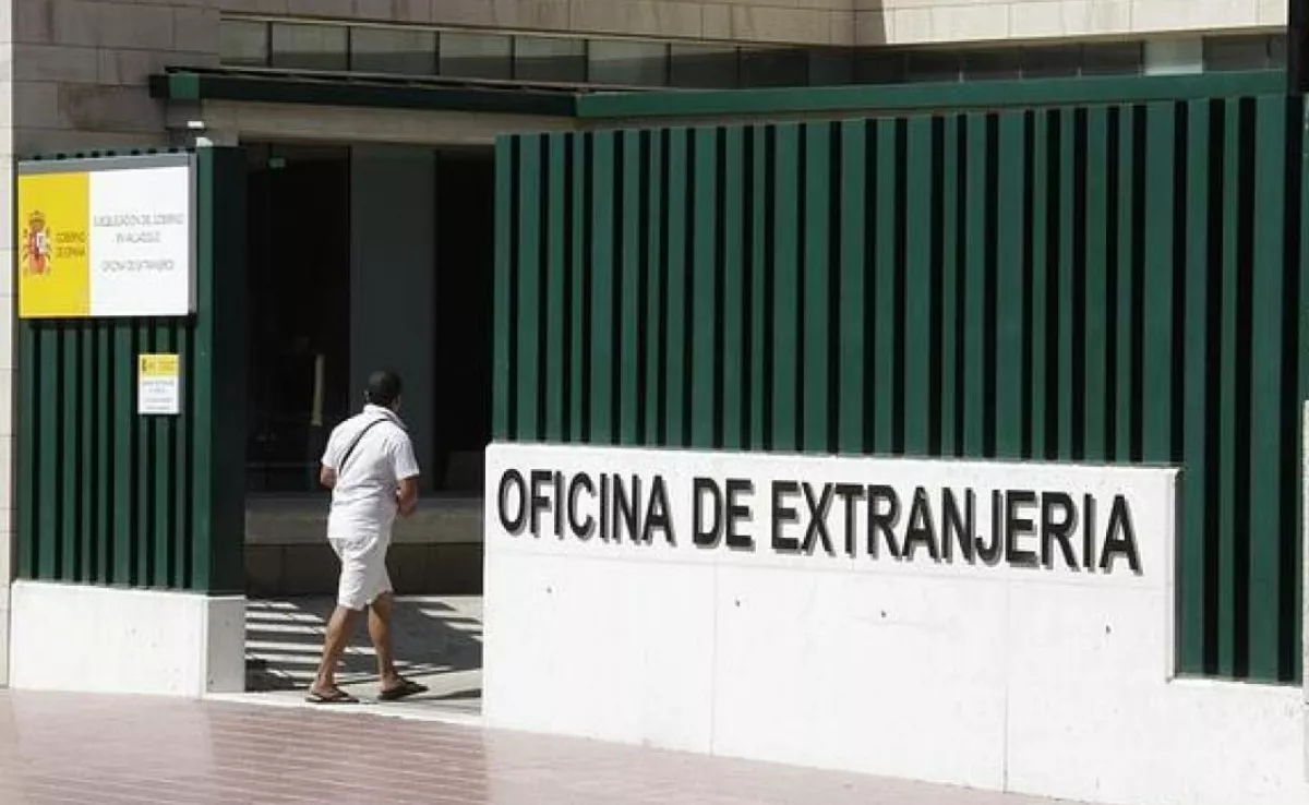 Una persona entra en una Oficina de Extranjería, donde se llevan a cabo los trámites de acuerdo al reglamento de extranjería|CCOO