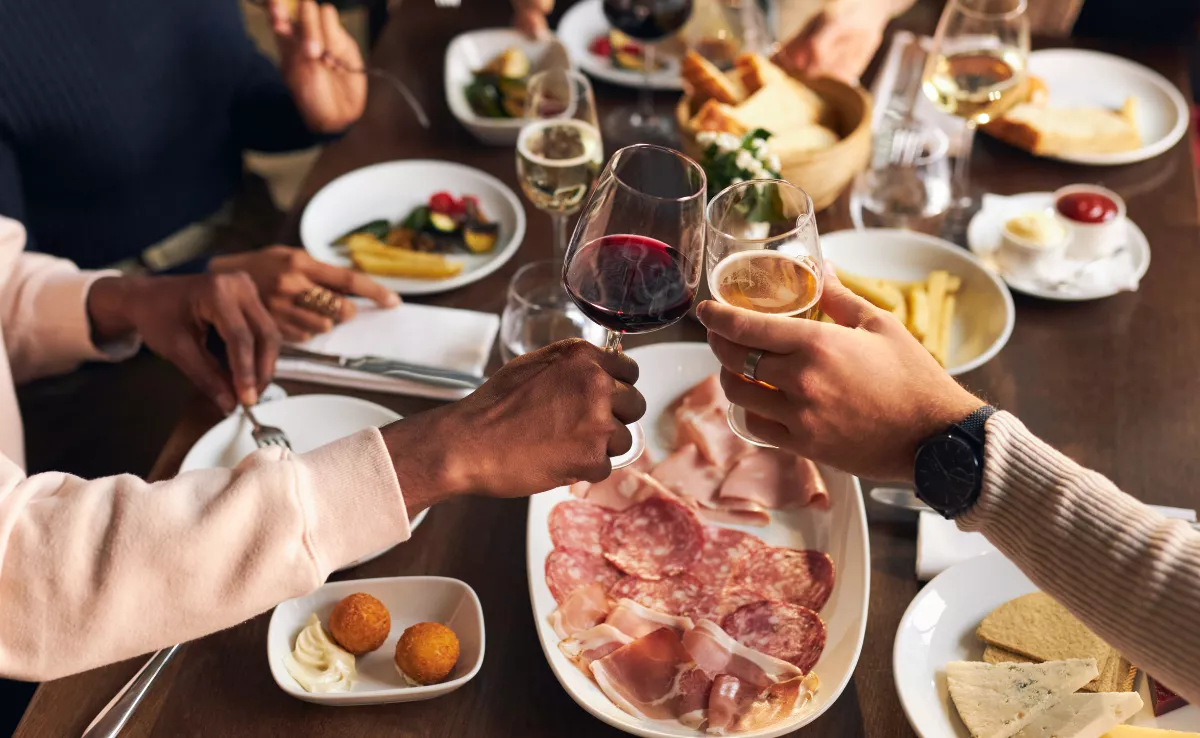 Imagen de un grupo de personas comiendo en un restaurante / PEXELS