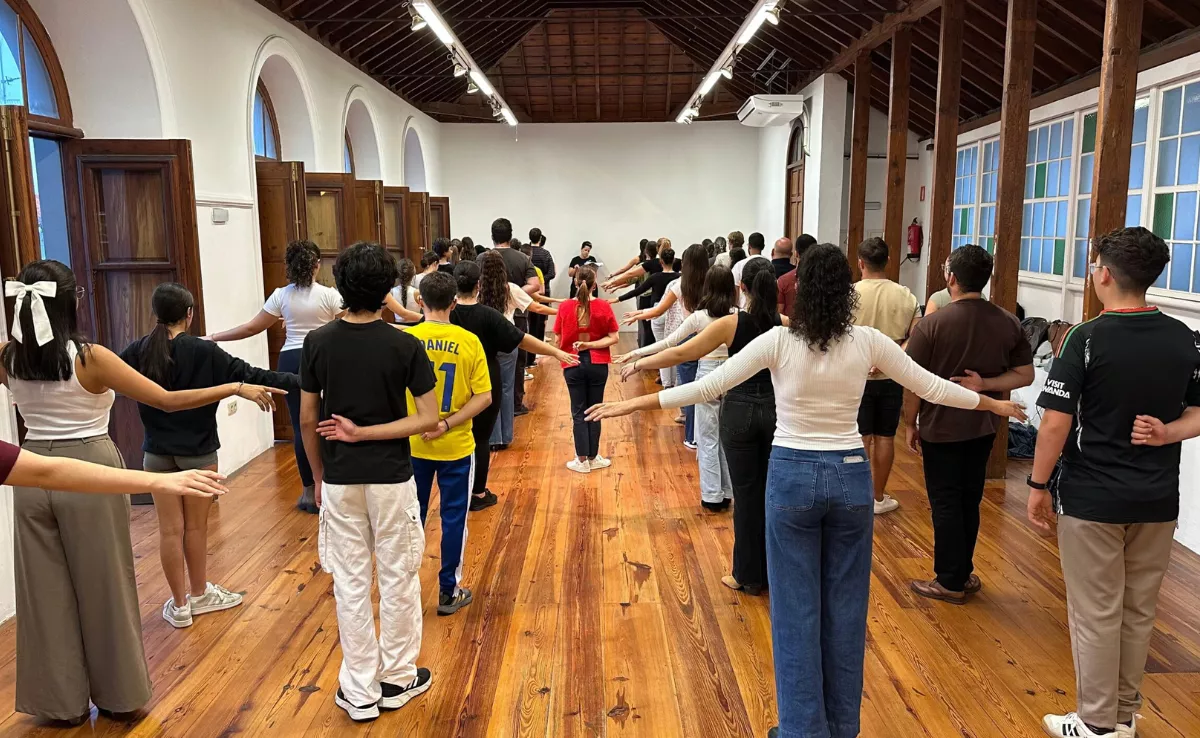 Jóvenes ensayan el Minué con motivo de la celebración de la Bajada de la Virgen de las Nieves en Santa Cruz de La Palma. / AYUNTAMIENTO DE SANTA CRUZ DE LA PALMA