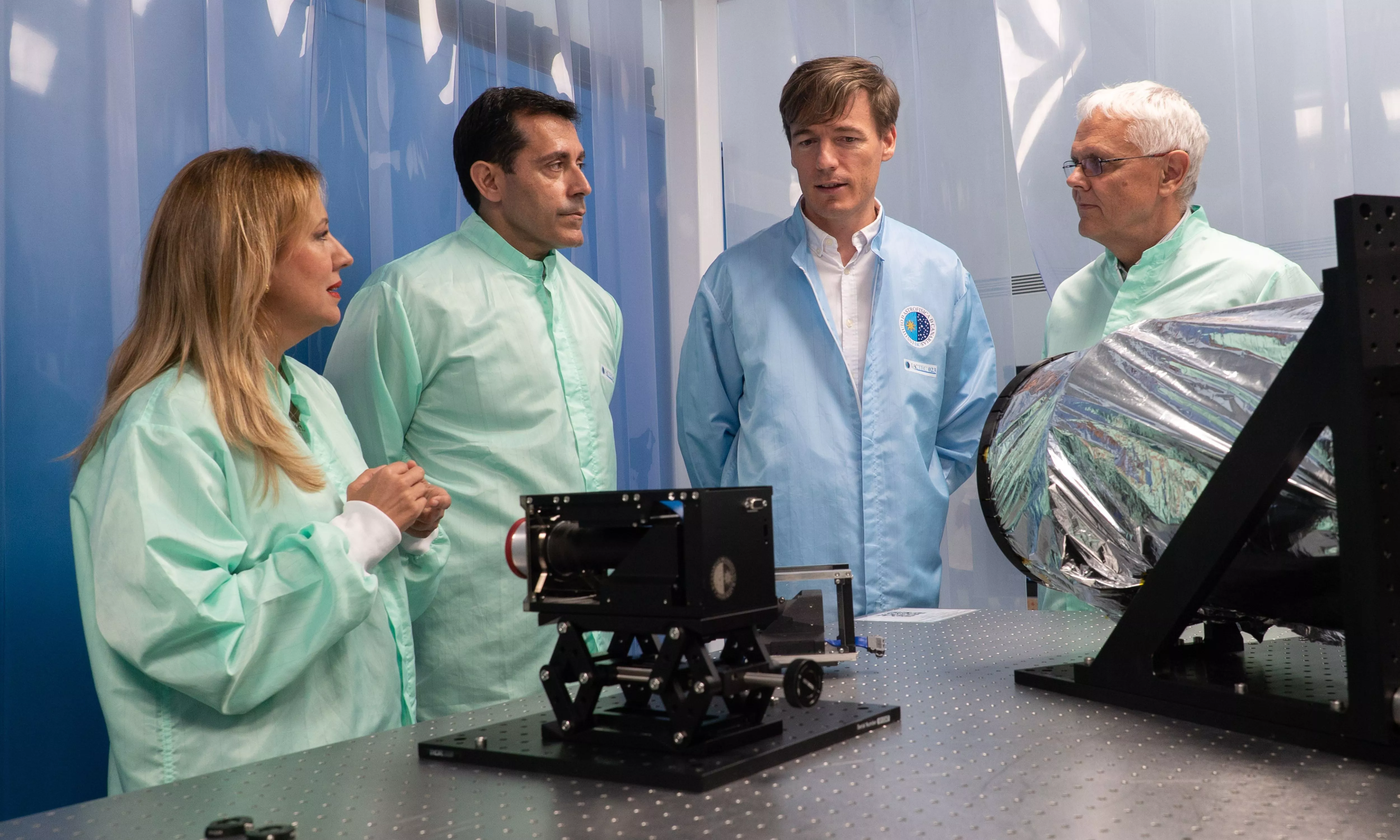 Rosa Dávila, Juan José Martínez, José Alonso Burgal y Valentín Martínez Pillet, junto a una cámara satelital en el IACTEC. /IAC